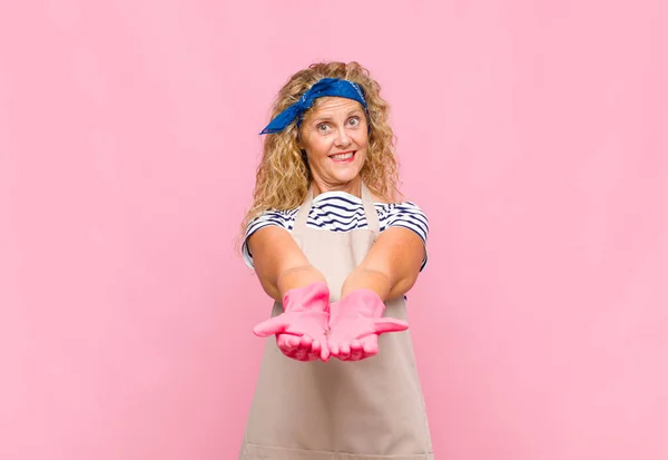 Mulher Meia Idade Sorrindo Feliz Com Amigável Confiante Olhar Positivo — Fotografia de Stock