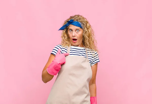 Femme Âge Moyen Regardant Choqué Surpris Avec Bouche Grande Ouverte — Photo