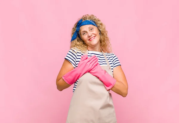 Medelålders Kvinna Känner Sig Romantisk Glad Och Kär Ler Glatt — Stockfoto