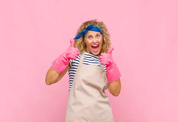 Mulher Meia Idade Sorrindo Amplamente Olhando Feliz Positivo Confiante Bem — Fotografia de Stock