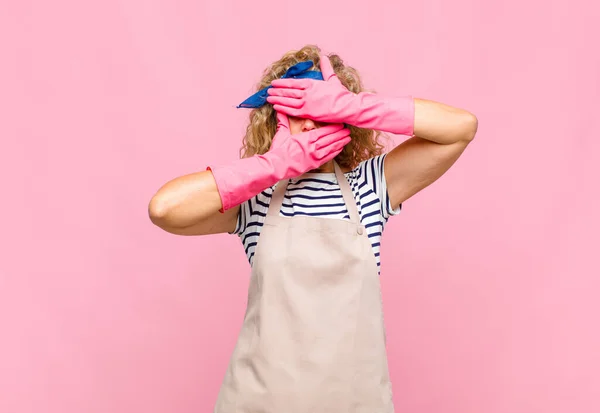 Femme Âge Moyen Couvrant Visage Avec Les Deux Mains Disant — Photo