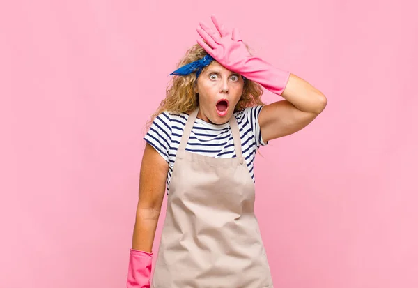 Middle Age Woman Raising Palm Forehead Thinking Oops Making Stupid — Stock fotografie