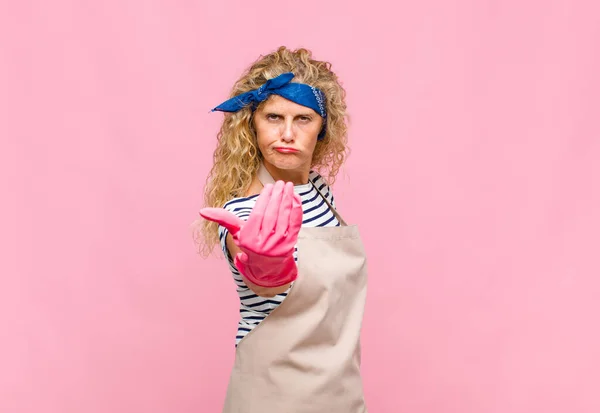 Mujer Mediana Edad Sintiéndose Feliz Exitoso Seguro Frente Desafío Diciendo —  Fotos de Stock