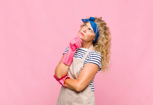 Medelålders Kvinna Känner Sig Omtänksam Undrar Eller Inbillar Sig Idéer — Stockfoto