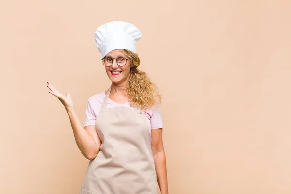 Жінка Середнього Віку Пекар Відчуває Себе Щасливою Здивованою Веселою Посміхаючись — стокове фото