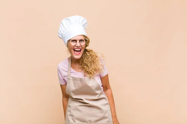 Vrouw Van Middelbare Leeftijd Bakker Met Een Grote Vriendelijke Zorgeloze — Stockfoto