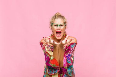 Orta yaşlı kadın umutsuz ve sinirli görünüyor, stresli, mutsuz ve sinirli, bağırıyor ve çığlık atıyor.