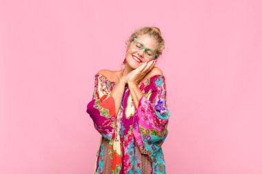 Orta yaşlı bir kadın aşık ve sevimli görünüyor. Sevimli ve mutlu. Romantik bir şekilde gülümsüyor.