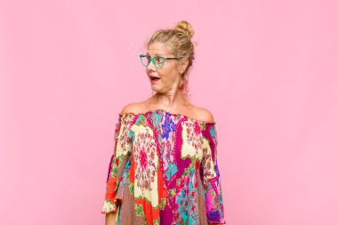 Orta yaşlı kadın merak ediyor, mutlu düşünceler ve fikirler düşünüyor, hayal kuruyor, kenarda yer arıyor.