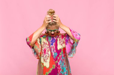 Orta yaşlı bir kadın kendini stresli ve hayal kırıklığına uğramış hissediyor. Yumruk yumruğa, yorgun, mutsuz ve migren ağrısı çekiyor.