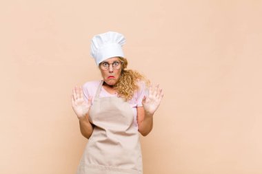 Orta yaşlı fırıncı gergin, endişeli ve endişeli görünüyor, benim hatam olmadığını söylüyor yoksa ben yapmadım. 