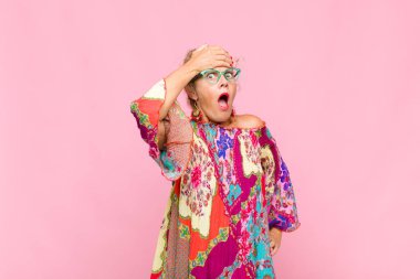 Orta yaşlı bir kadın unutulmuş bir süre için panikliyor, stresli hissediyor, bir pisliği örtbas etmek zorunda kalıyor veya hata yapıyor.