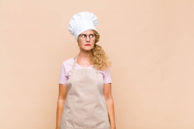 Orta yaşlı fırıncı endişeli, stresli, endişeli ve korkmuş, panikleyen ve dişlerini sıkan