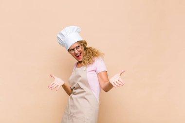 Orta yaşlı fırıncı mutlu, kibirli, gururlu ve kendini beğenmiş görünüyor. Kendini bir numara gibi hissediyor.