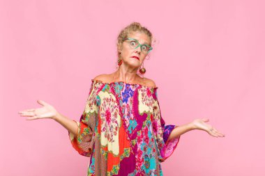 Orta yaşlı kadın şaşkın ve kafası karışmış hissediyor, doğru cevap ya da karardan emin değil, bir seçim yapmaya çalışıyor.