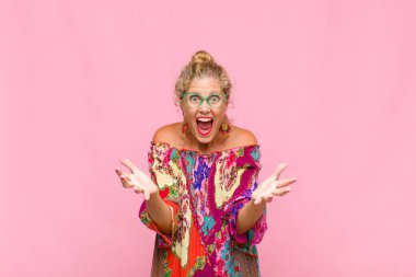 Orta yaşlı bir kadın kendini mutlu, şaşkın, şanslı ve şaşırmış hissediyor. İnanılmaz!