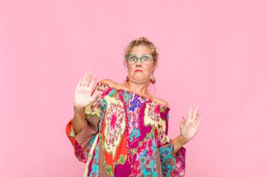 Orta yaşlı bir kadın gergin, endişeli ve endişeli görünüyor. Benim hatam olmadığını söylüyor. Yoksa ben yapmadım.  