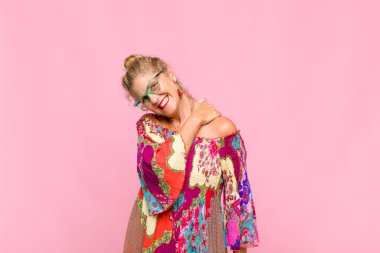 Orta yaşlı bir kadın endişeli, hasta, hasta ve mutsuz hissediyor. Ağrılı bir mide ağrısı veya grip geçiriyor.