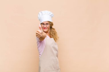 Orta yaşlı bir fırıncı gururlu, tasasız, kendinden emin ve mutlu, başparmağıyla gülümsüyor.