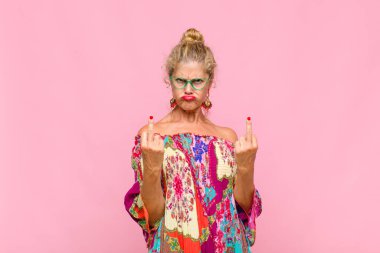 Orta yaşlı kadın kışkırtıcı, agresif ve müstehcen hissediyor. İsyankar bir tavırla orta parmağını hareket ettiriyor.