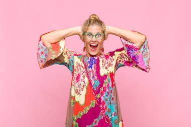 Orta yaşlı kadın mutlu, kaygısız, arkadaş canlısı ve rahat görünüyor. Hayattan ve başarıdan keyif alıyor, olumlu bir tavırla.