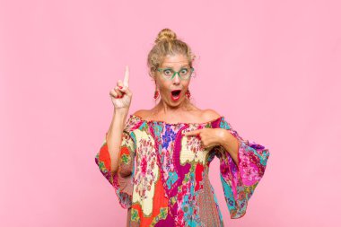 Orta yaşlı bir kadın gururlu ve şaşırmış, kendine güvenen, kendini bir numara gibi hisseden.