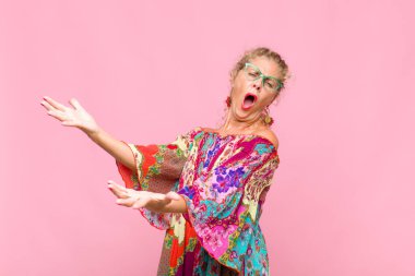 Orta yaşlı bir kadın opera yapıyor ya da konserde şarkı söylüyor. Romantik, sanatsal ve tutkulu.