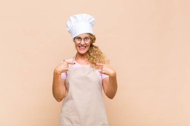 Orta yaşlı fırıncı kendini mutlu, şaşırmış ve gururlu hisseder. Heyecanlı ve şaşkın bir bakışla kendini gösterir.