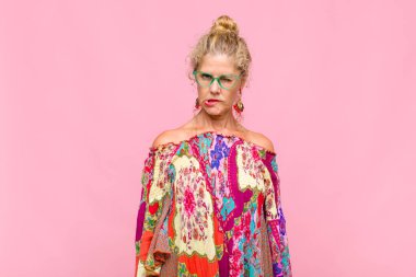 Orta yaşlı bir kadın, hangi seçeneği seçeceğine karar veremediğini ve sorunu çözmeye çalıştığını düşünüyor.