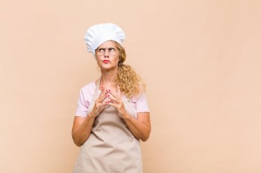 Orta yaşlı kadın fırıncı entrikalar ve komplolar kuruyor, hilekar hileler ve aldatmalar düşünüyor, kurnazlık ve ihanet