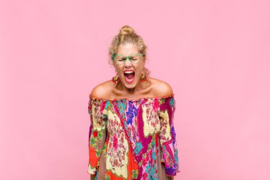 Orta yaşlı bir kadın agresif bir şekilde bağırıyor, sinirli, sinirli, öfkeli ya da sinirli görünüyor, hayır diye bağırıyor.