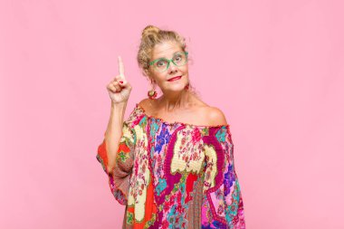 Orta yaşlı bir kadın harika bir fikrin farkına varıp 