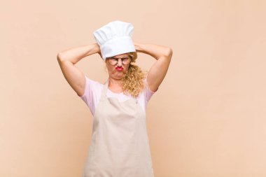 Orta yaşlı fırıncı hayal kırıklığına uğramış ve sıkılmış hissediyor, başarısızlıktan bıkıp usanmış, sıkıcı işlerden bıkmış