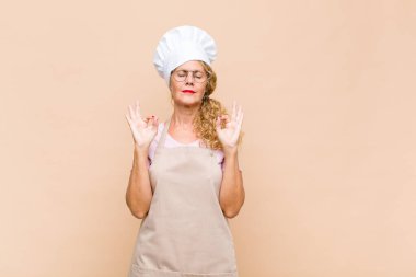 Orta yaşlı fırıncı konsantre ve meditasyon yapan, kendini tatmin olmuş ve rahatlamış hisseden, düşünen ya da seçim yapan biri.