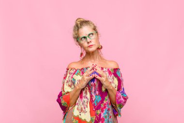 Orta yaşlı kadın entrikalar ve komplolar kuruyor, hilekârlık ve aldatmaca düşünüyor, kurnazlık ve ihanet.