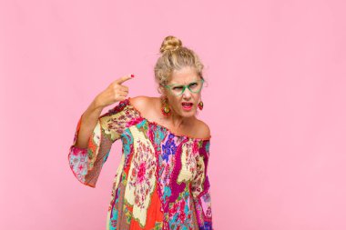 Orta yaşlı bir kadın kafası karışık ve şaşkın hissediyor. Deli, deli ya da aklını kaçırmış olduğunu gösteriyor.