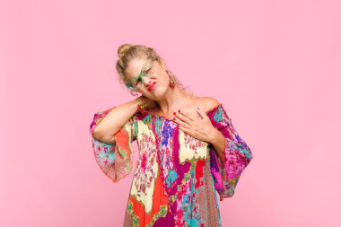 Orta yaşlı bir kadın stresli, endişeli, yorgun ve hayal kırıklığına uğramış, gömleğini çekmiş, sorunlu görünüyor.