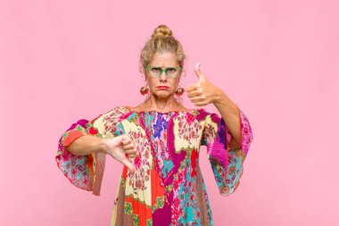 Orta yaşlı bir kadın kafası karışık, bilgisiz ve kararsız hissediyor. İyi ve kötü seçenekleri farklı seçeneklerde tartıyor.