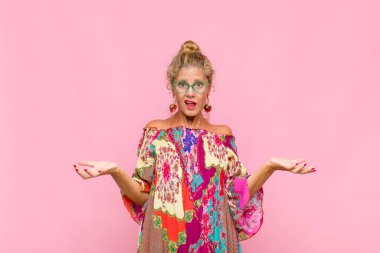 Orta yaşlı bir kadın bilgisiz ve kafası karışık, hangi seçeneği seçeceğinden emin değil, merak ediyor.