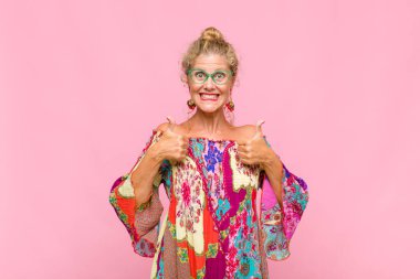 Orta yaşlı kadın mutlu, pozitif, kendine güvenen ve başarılı bir şekilde gülümsüyor.