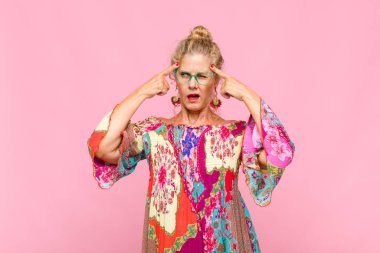 Orta yaşlı kadın odaklanmış ve bir fikir üzerinde kafa yoruyor, bir soruna ya da soruna bir çözüm hayal ediyor.