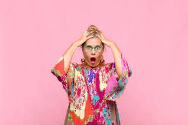 Orta yaşlı bir kadın el ele tutuşuyor, ağzı açık, son derece şanslı, şaşırmış, heyecanlı ve mutlu.