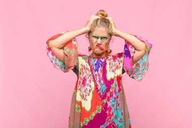 Orta yaşlı kadın hayal kırıklığına uğramış ve sıkılmış hissediyor, başarısızlıktan bıkmış ve bıkmış, sıkıcı işlerden bıkmış,