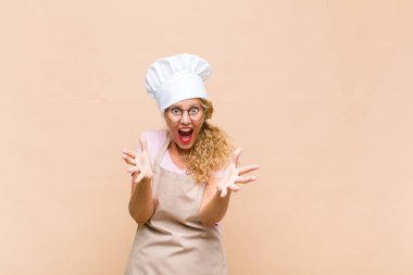 Orta yaşlı bir fırıncı kendini mutlu, şaşkın, şanslı ve şaşırmış hissediyor. İnanılmaz!