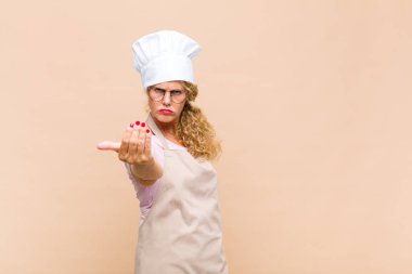 Orta yaşlı fırıncı kendini mutlu, başarılı ve kendinden emin hisseder, meydan okumayla yüzleşir ve 