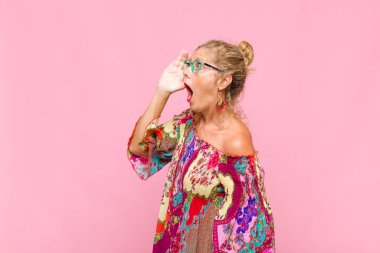 Orta yaşlı bir kadın öfkeyle ve yüksek sesle bağırarak kenardaki boşluğu elle kopyalamasını söylüyor.