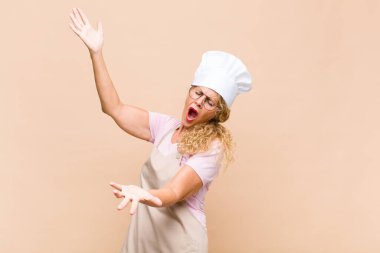 Orta yaşlı bir fırıncı operada ya da konserde şarkı söylerken romantik, sanatsal ve tutkulu hissediyordu.