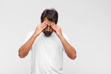 Genç Latin yakışıklı adam mutlu, kaygısız, arkadaş canlısı ve rahat görünüyor hayattan ve başarıdan keyif alıyor, pozitif bir tavırla.