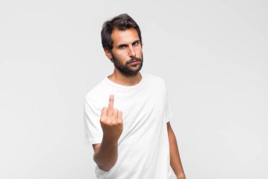 Genç Latin yakışıklı adam kızgın, sinirli, isyankar ve agresif orta parmağını sallayarak karşılık veriyor.