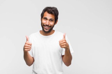 Genç Latin yakışıklı adam tiksinmiş ve rahatsız olmuş hissediyor. Dilini dışarı çıkarıyor. Çirkin ve iğrenç bir şeyden hoşlanmıyor.